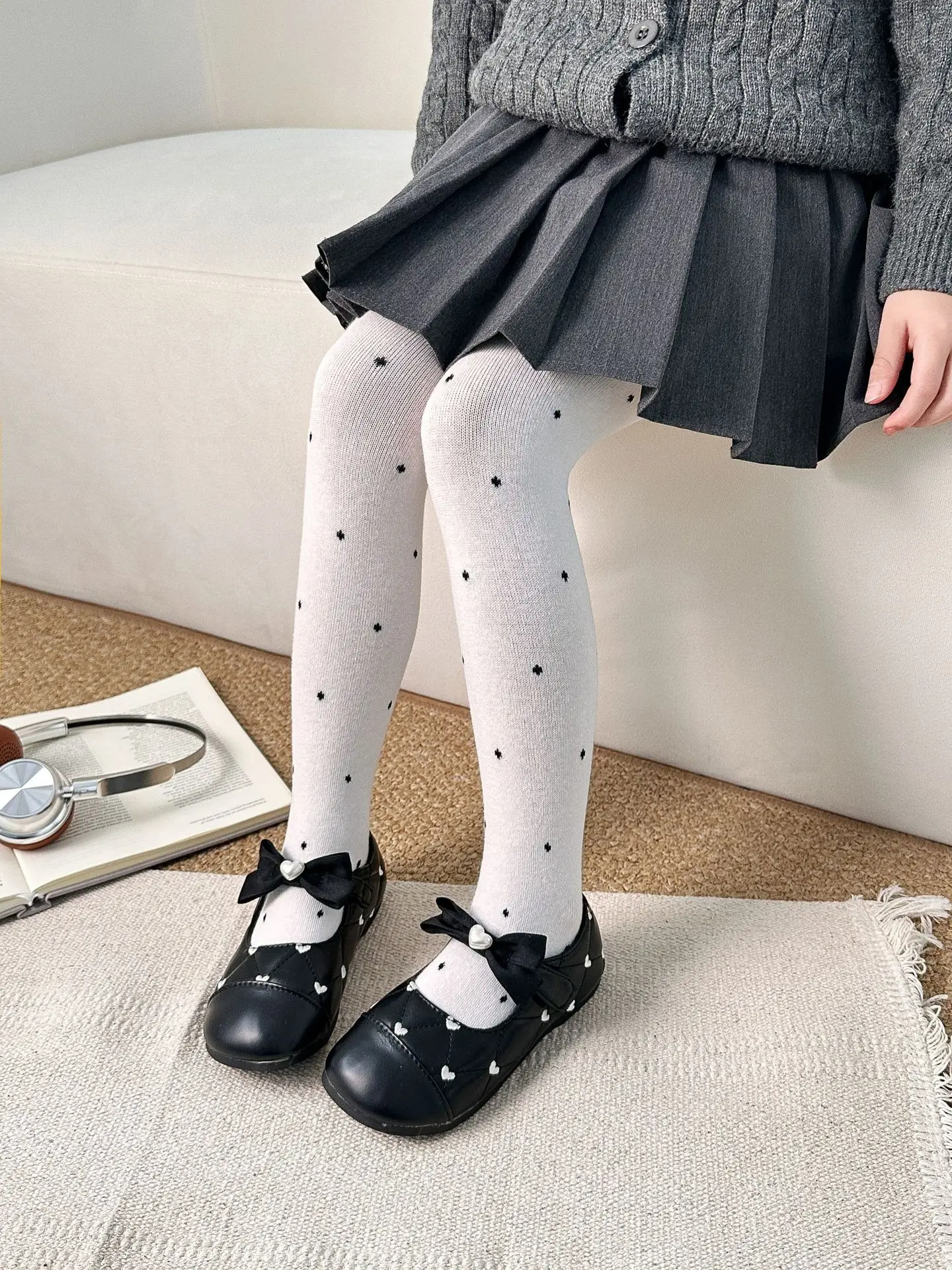 Detalle de la cintura elástica y el estampado de lunares