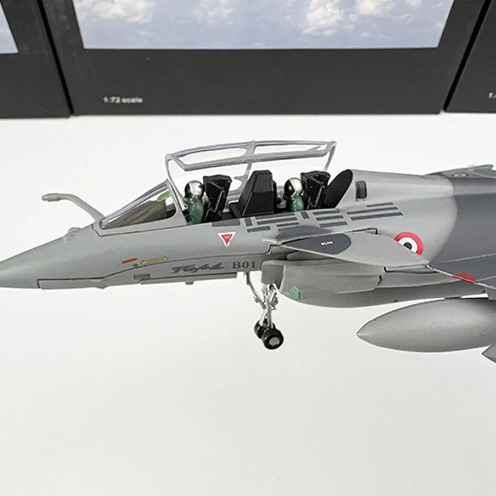 Modelo de avión de combate de fundición a presión para colección - imagen 4