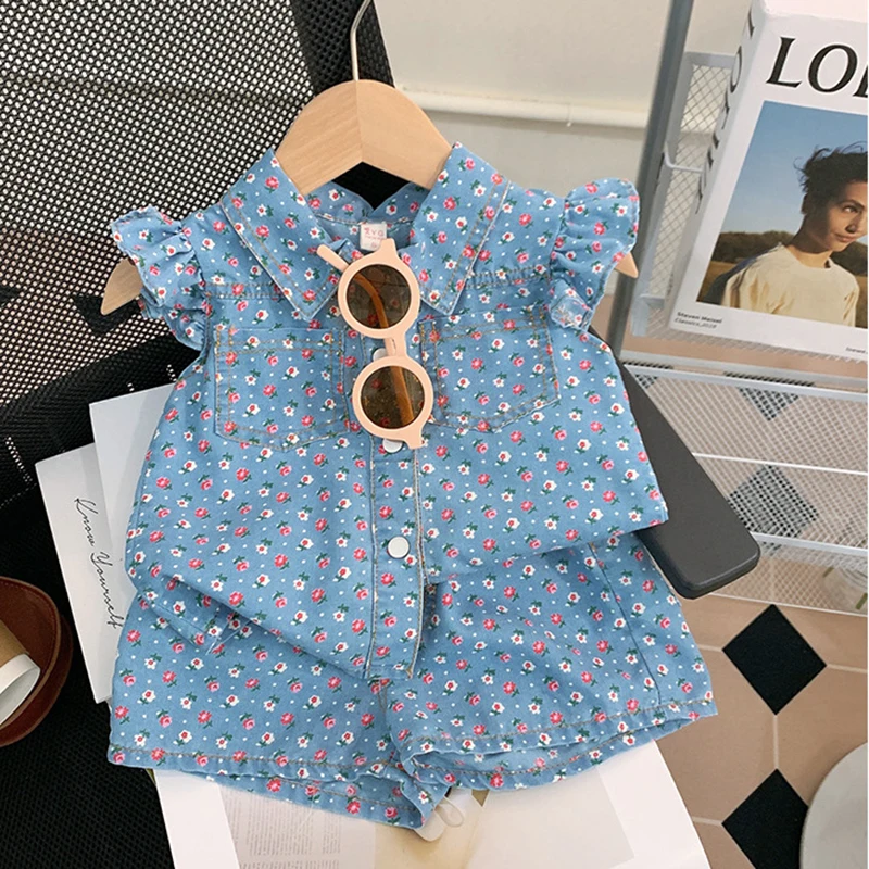 Camiseta con cuello vaquero de imitación en color neutro