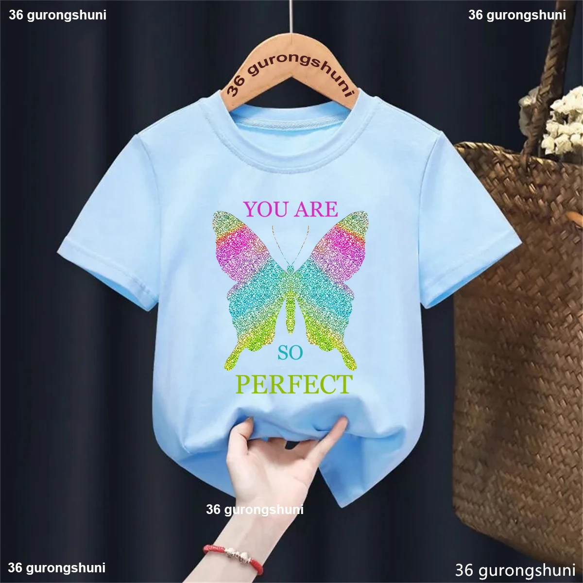 Camiseta niña con estampado de mariposas arcoíris - imagen 5