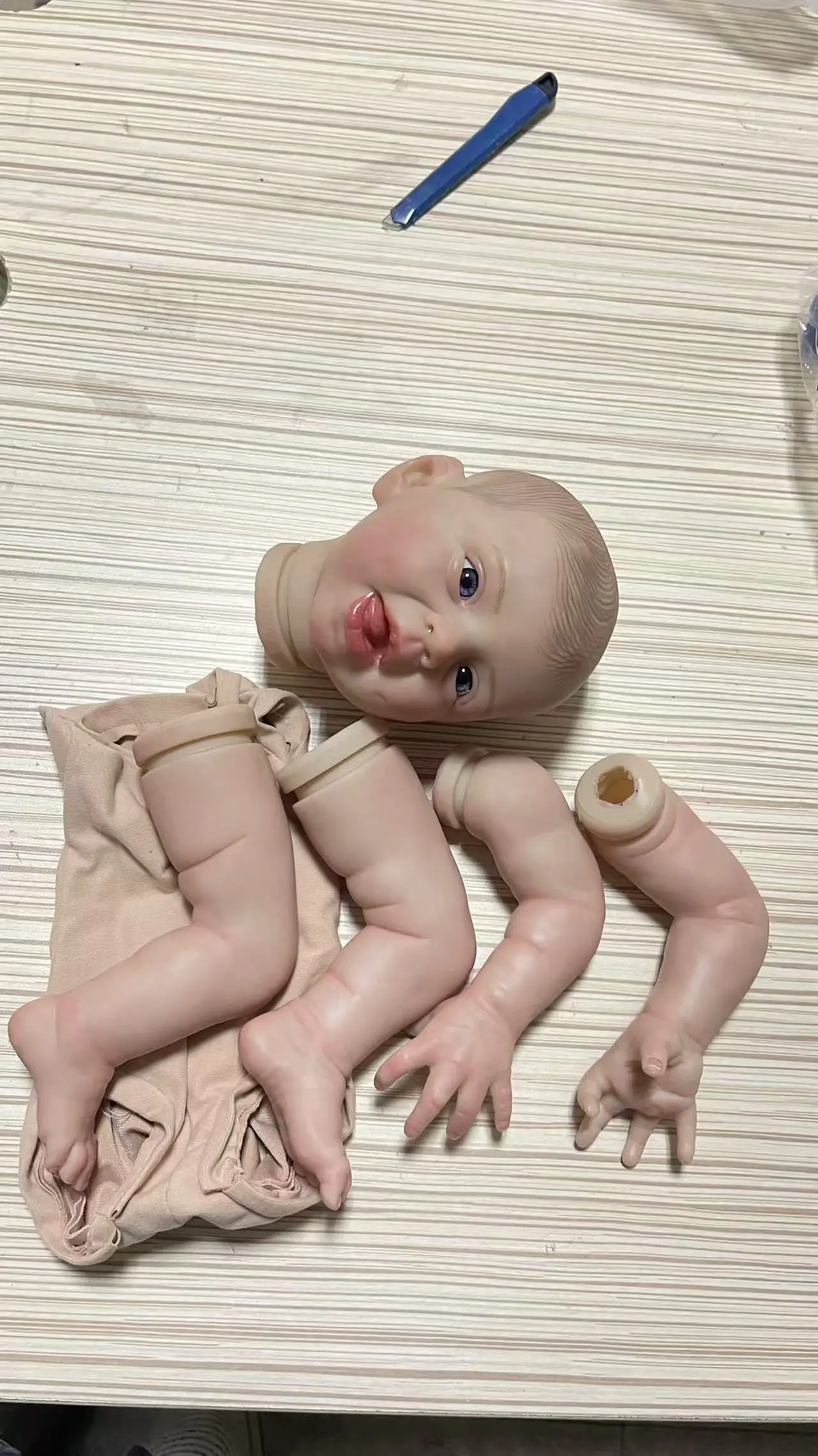 Vista frontal del kit Hani con detalles de pintura y textura del cuerpo peluche