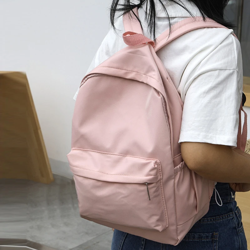 Vista frontal y forma de la mochila