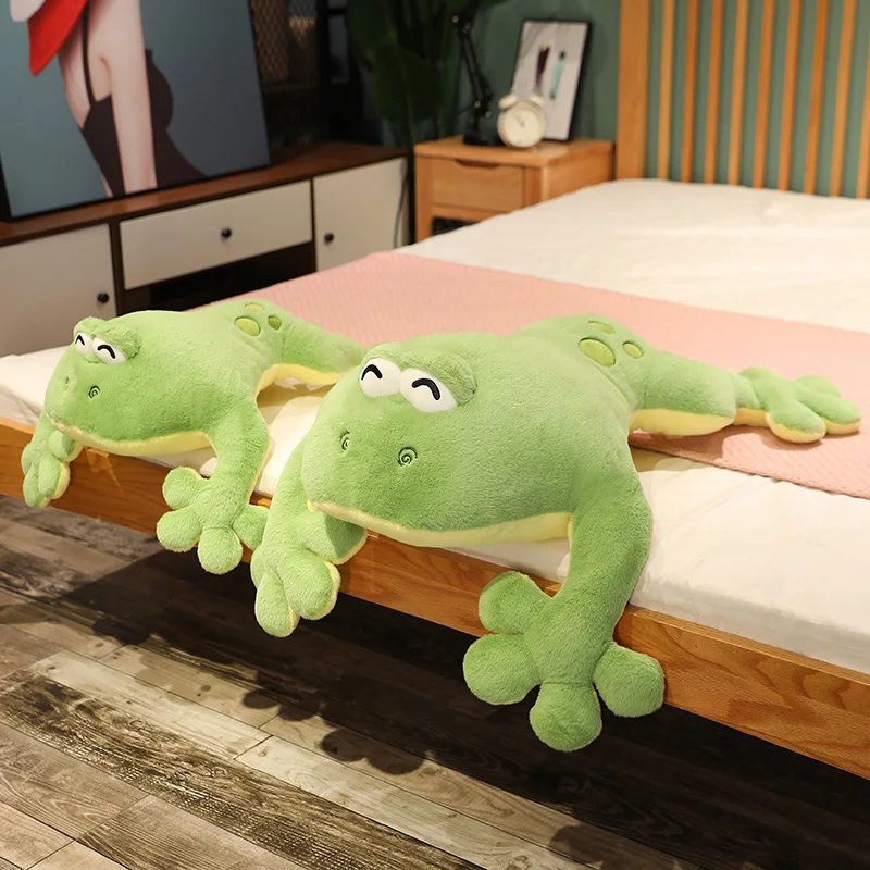 Rana de peluche en ambiente decorativo
