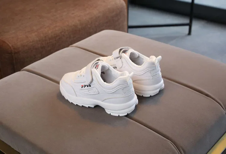 Zapatillas rojas con detalles de marca para niño