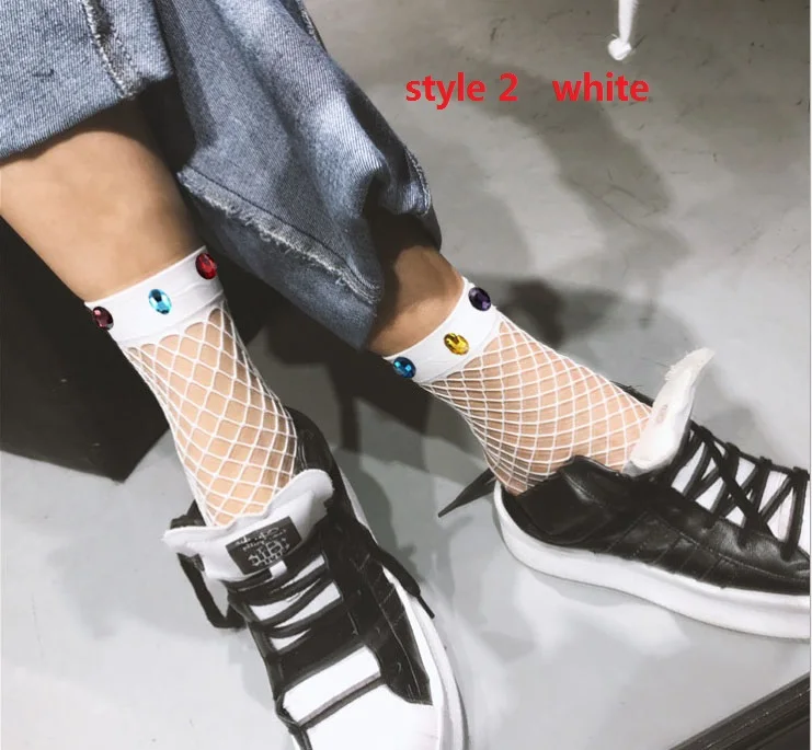 Estilo de calle con calcetines de malla negros
