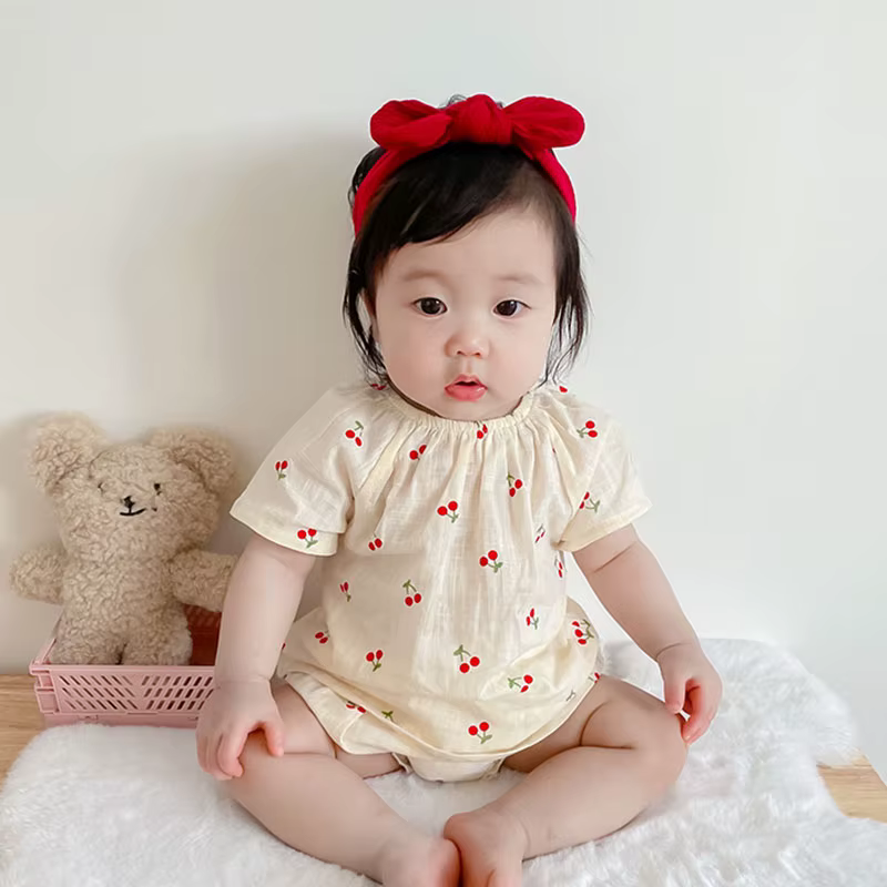 Bebé con body estampado