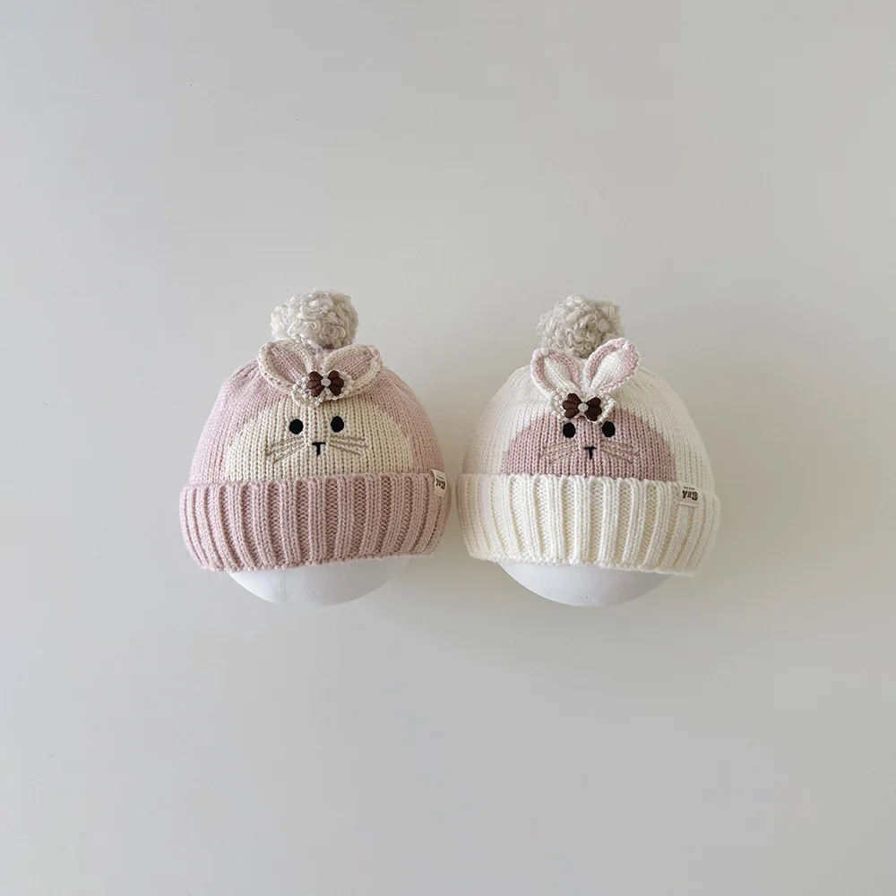 Gorro de invierno para bebé con orejas de conejo visto de frente
