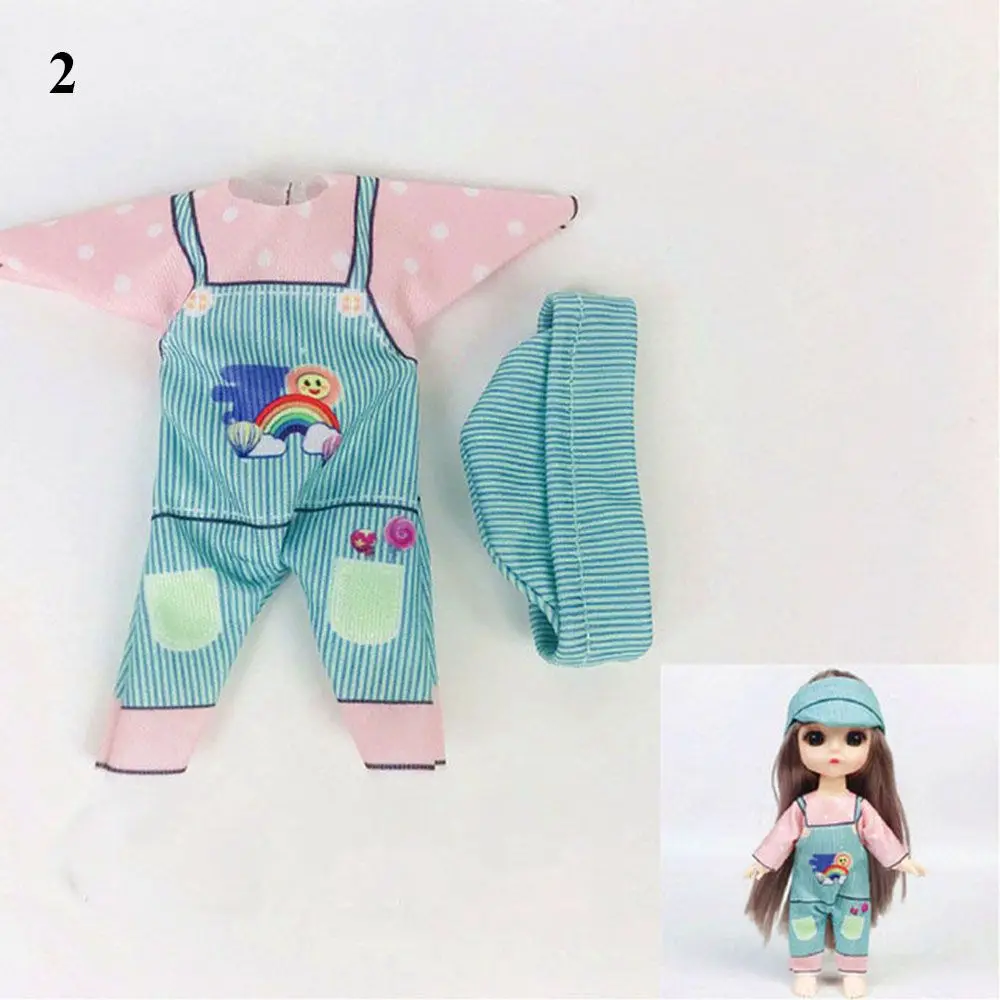Detalle de costura de ropa para muñeca Bjd