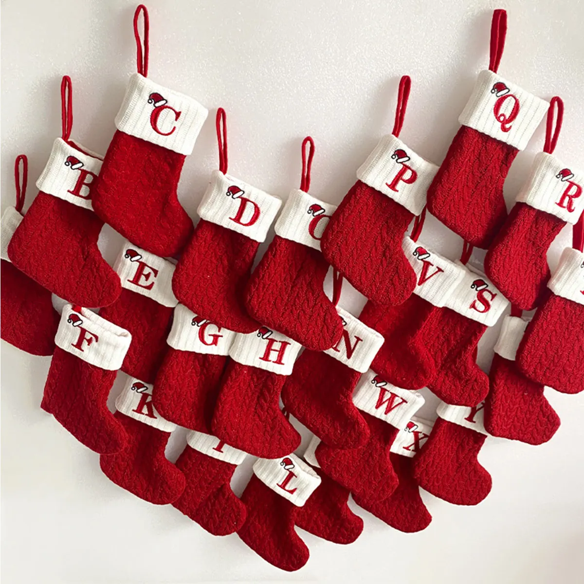 Grupo de decoraciones navideñas con medias
