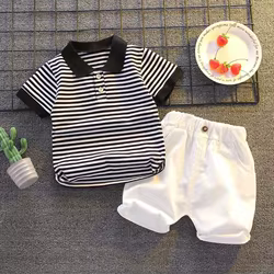 Conjunto verano bebé: camiseta a rayas y shorts