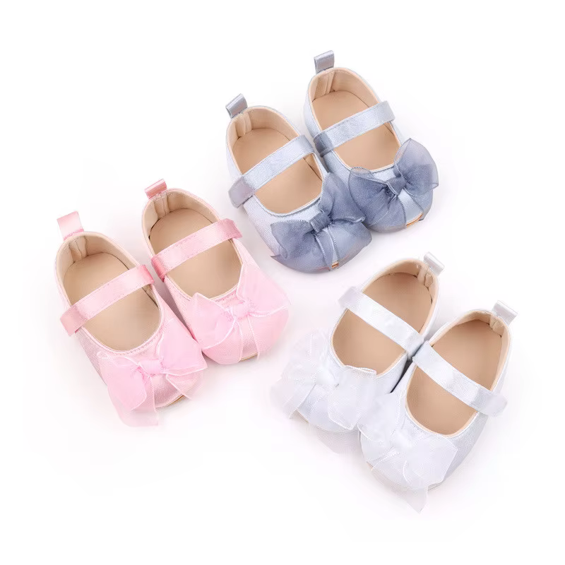 Zapatos de bebé color blanco con detalle de lazo