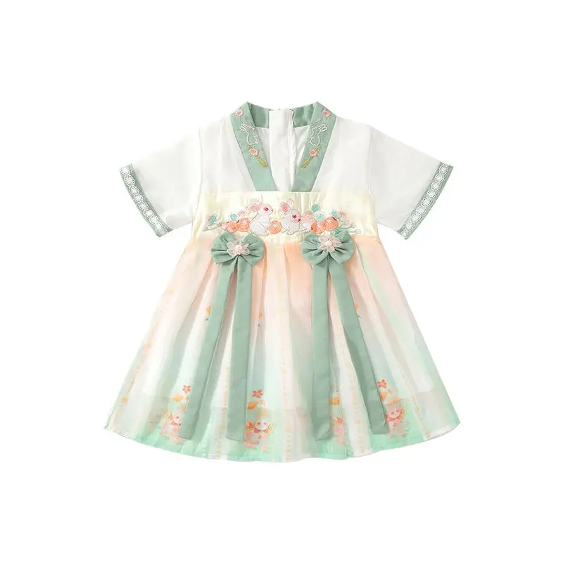 Niña vestida con el vestido en ambiente exterior