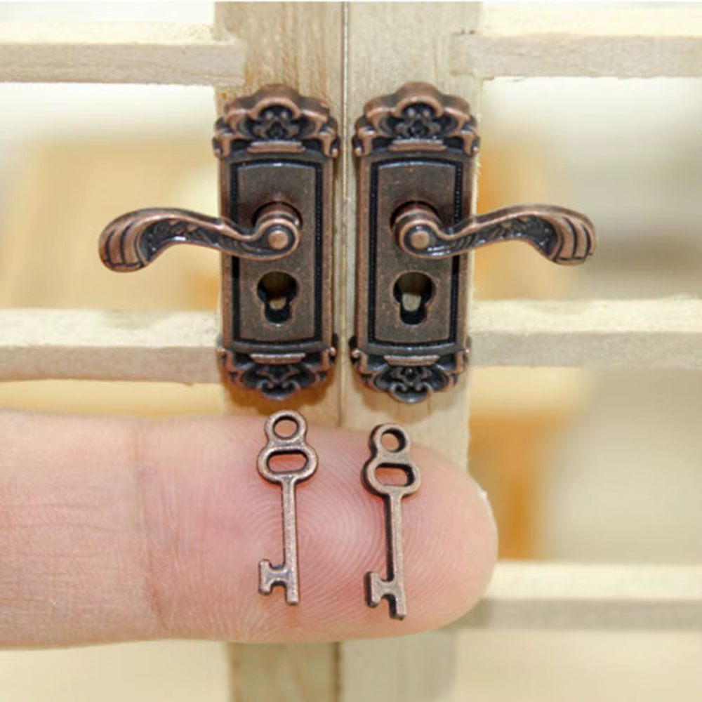 Accesorios de latón para casa de muñecas – Tiradores y llaves vintage - imagen 2
