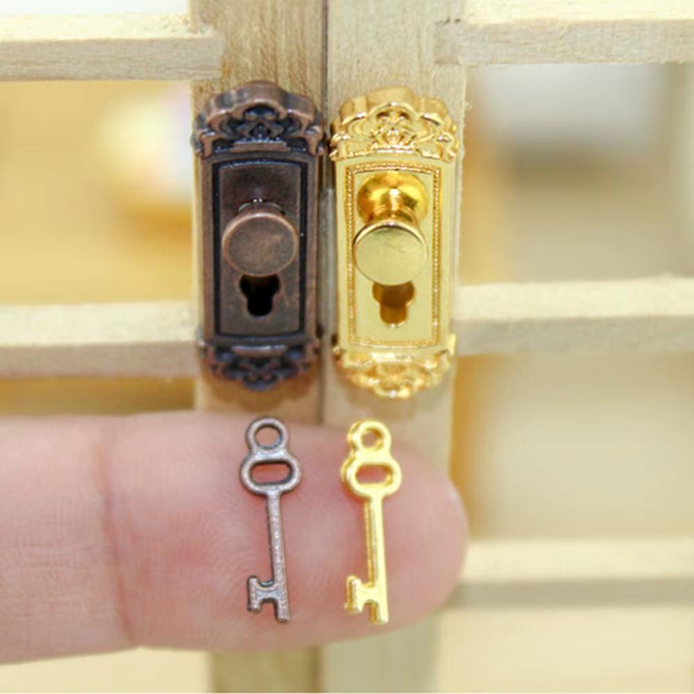 Accesorios de latón para casa de muñecas – Tiradores y llaves vintage
