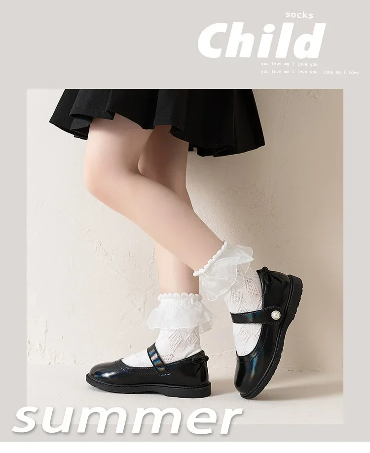 Calcetines blanco y negro con volantes