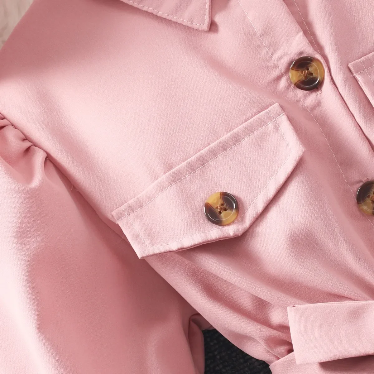 Look del vestido para niñas en uso diario