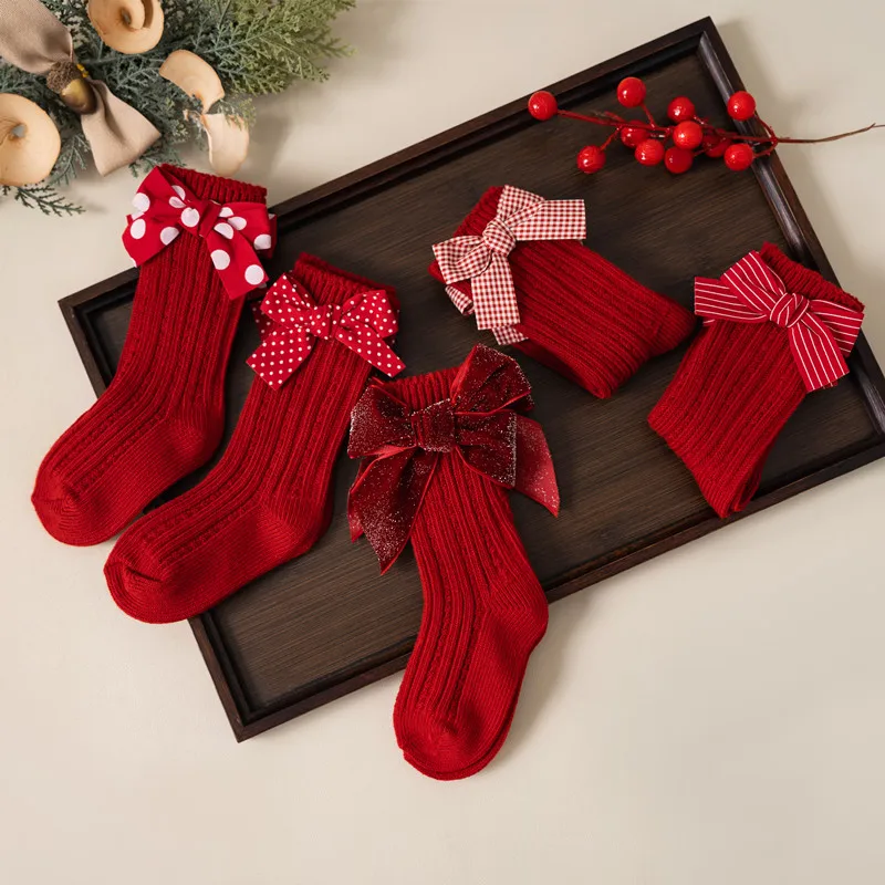 Calcetines navideños con lazo rojo para niñas