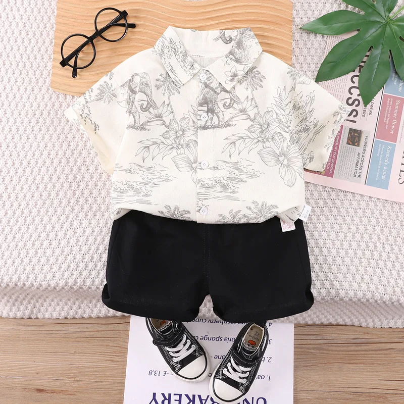 Vista del conjunto blanco con detalles de costura