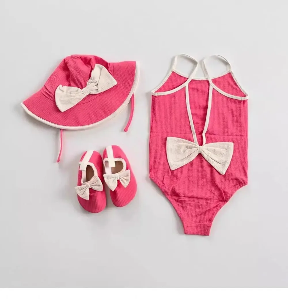 Detalle del conjunto de baño para niñas