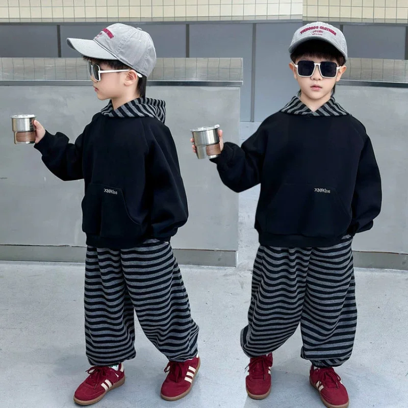 Conjunto deportivo infantil sudadera con capucha y pantalón a rayas - imagen 2