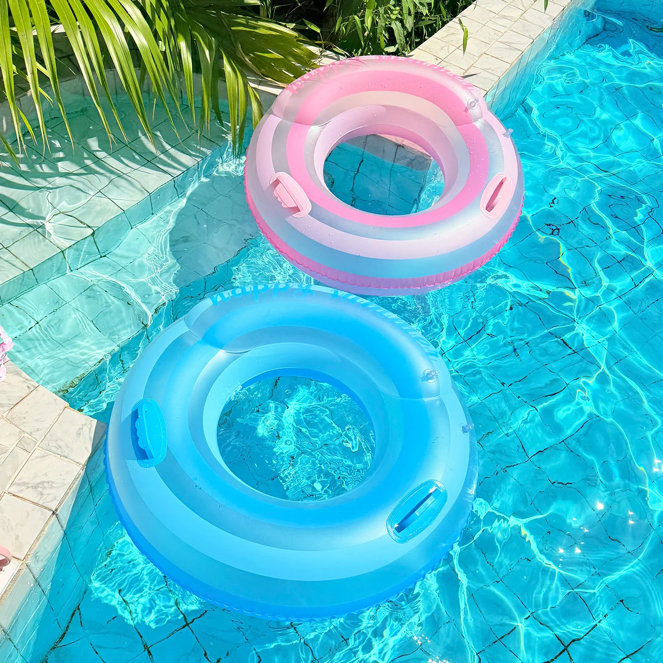 Flotador inflable gigante de piscina con rayas azules claras