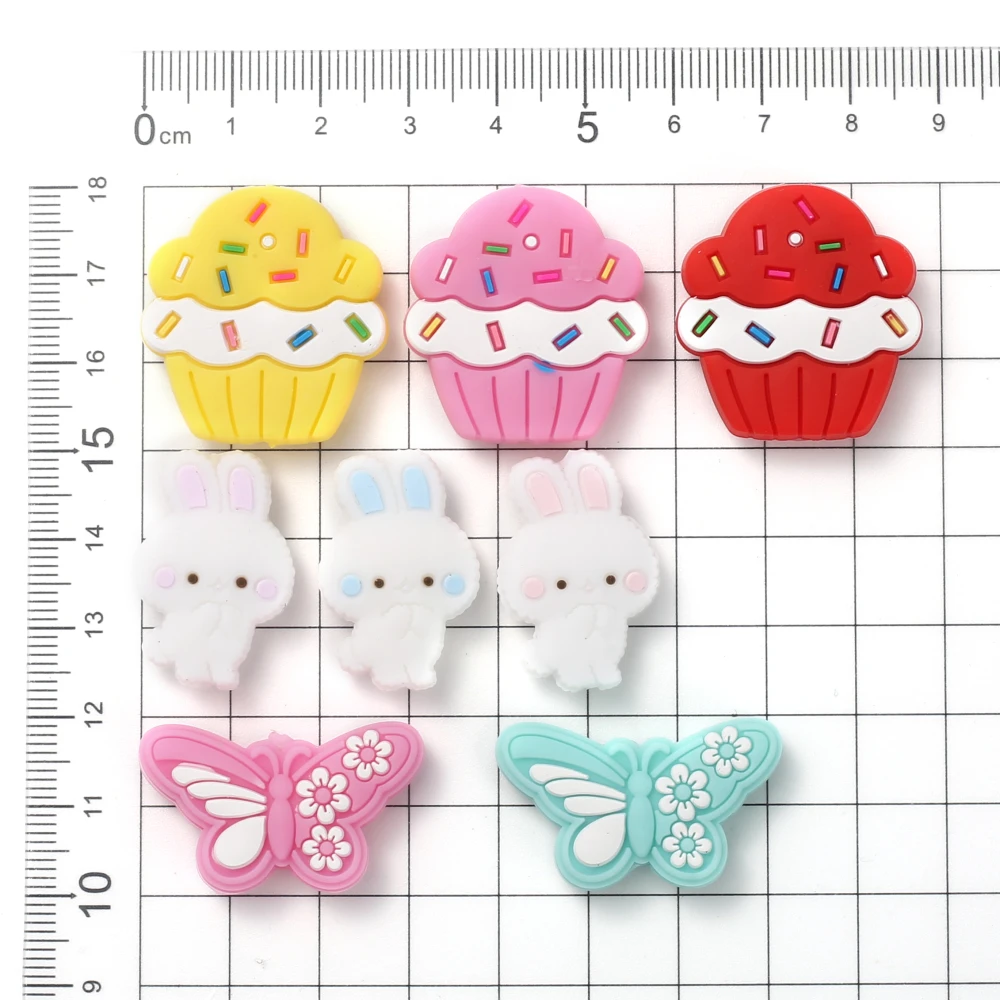 Cuentas de silicona con forma de conejo en varios colores sobre superficie clara