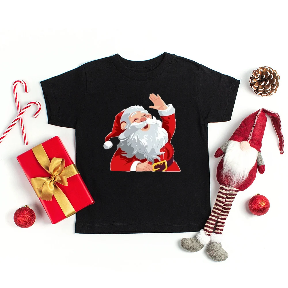 Detalle del estampado navideño en camiseta infantil de manga corta