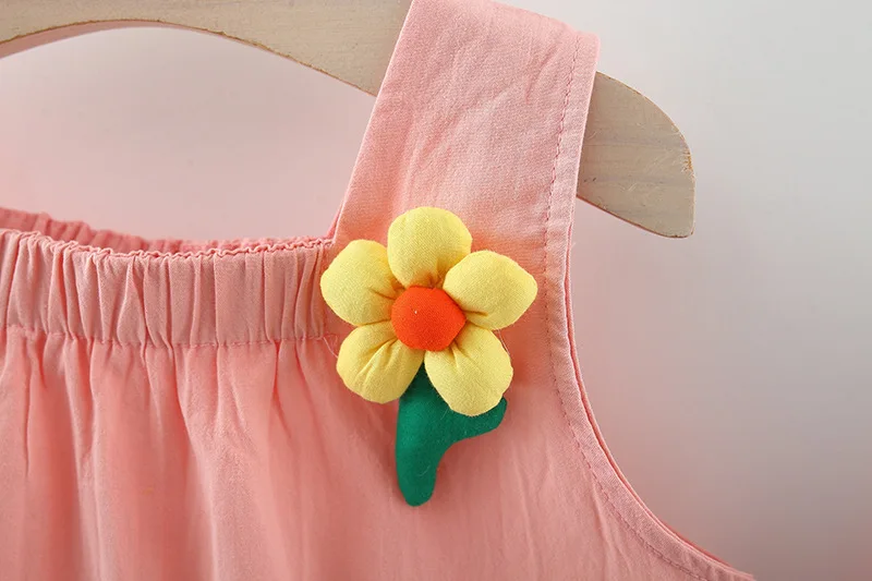 Conjunto veraniego para bebé: camiseta sin mangas y short floreado - imagen 4