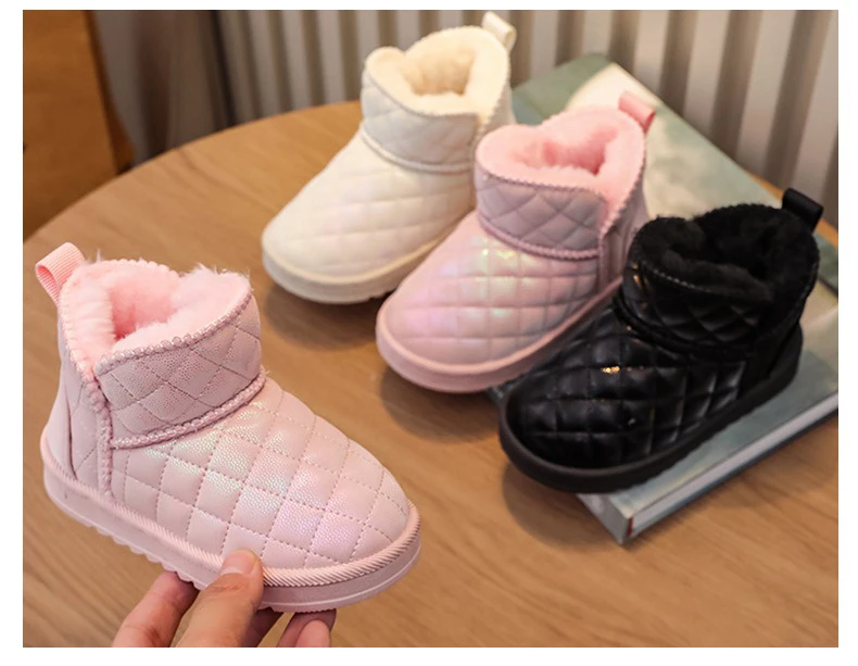 Bota infantil de invierno en color rosa con detalles de personalidad
