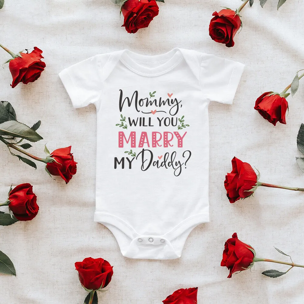 Bebé usando el bodysuit en entorno exterior