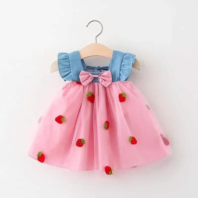 Vestido de niña con manga voladora y lazo, fresas bordadas - imagen 4