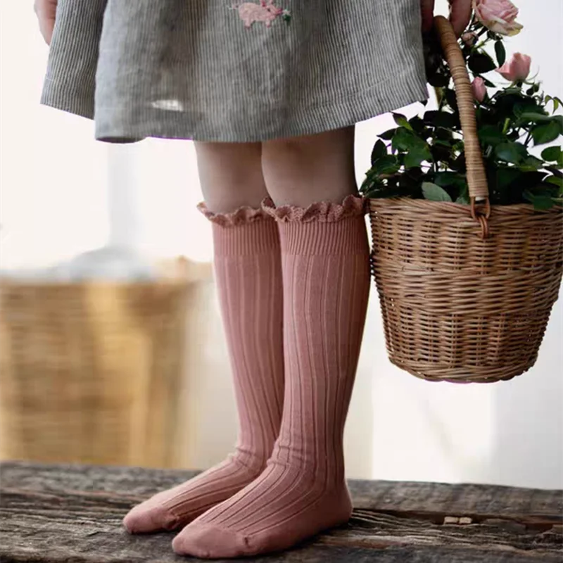 Calcetines largos de algodón con encaje y flores