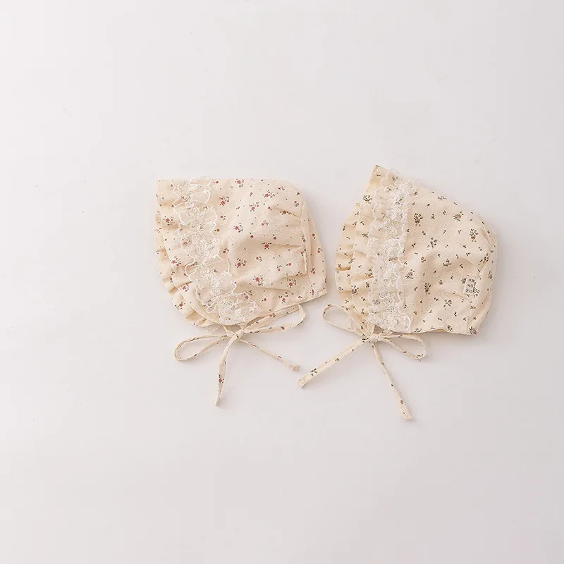 Vista del sombrero con estilo tipo cubo y detalles