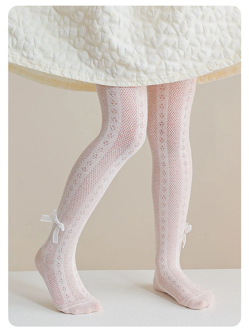 Niña usando las medias con vestido