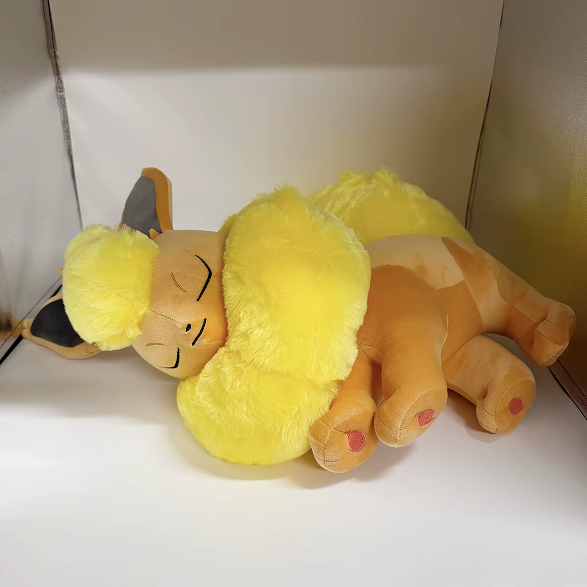 Peluche con diseño circular y personajes de Pokémon