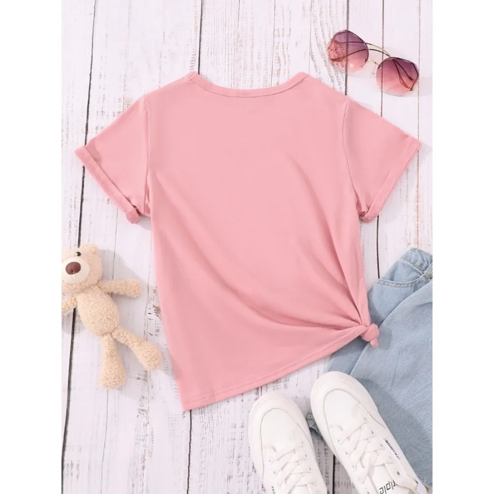 Detalle del estampado de oso en la camiseta