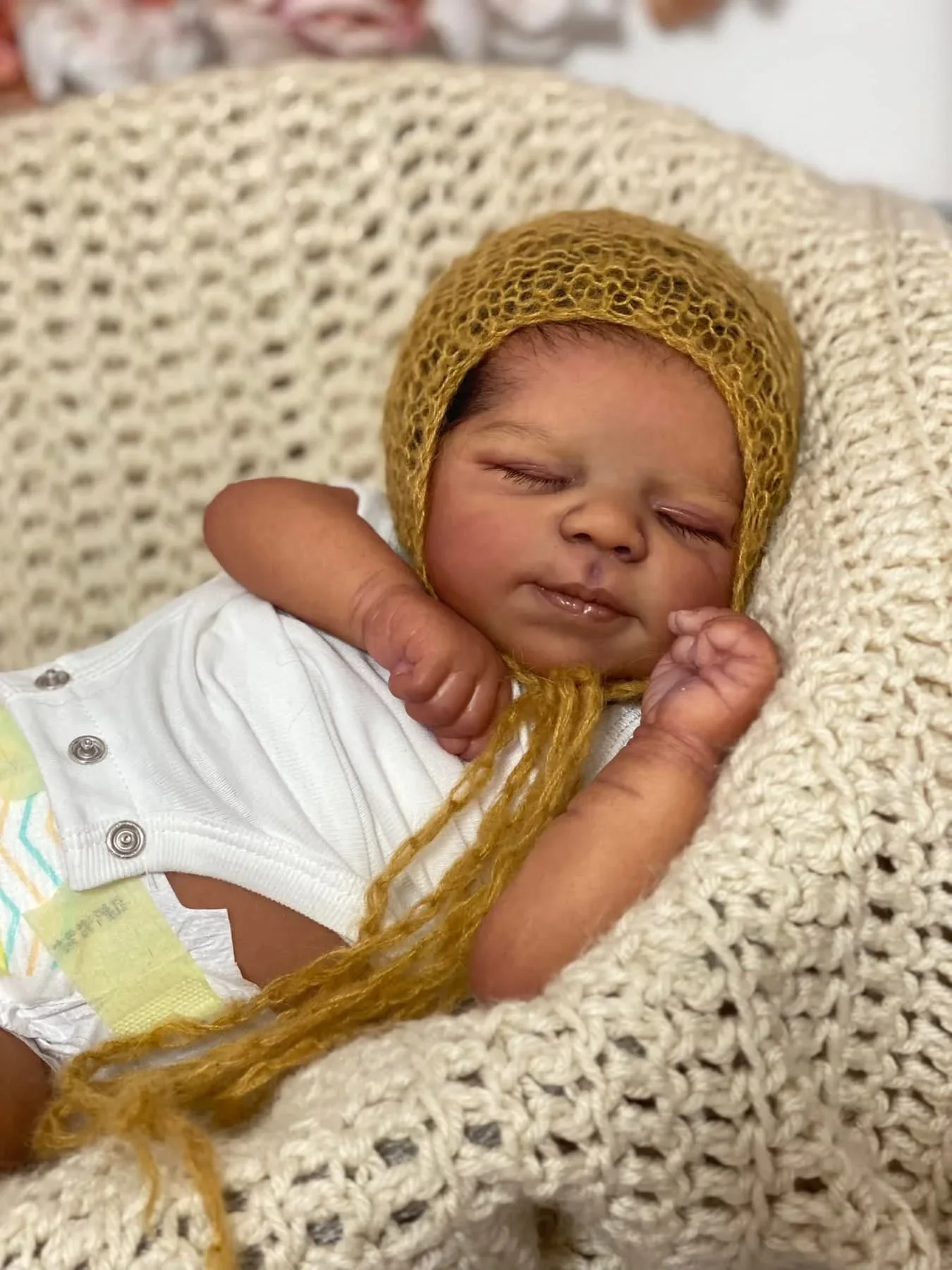 Muñeca Reborn Pascale realista de piel oscura pintada a mano - imagen 4