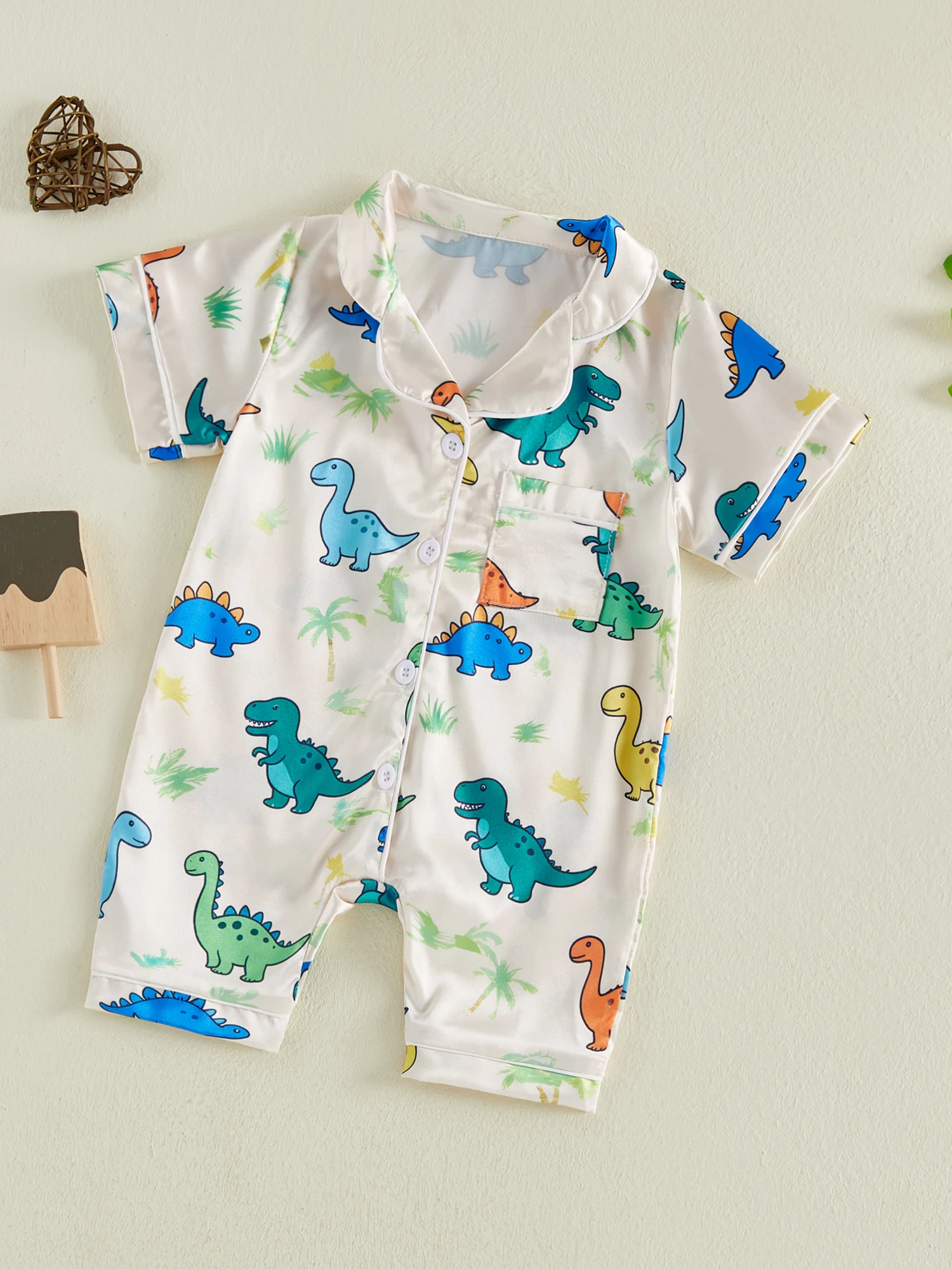 Detalle del estampado y el diseño de pijama enterizo