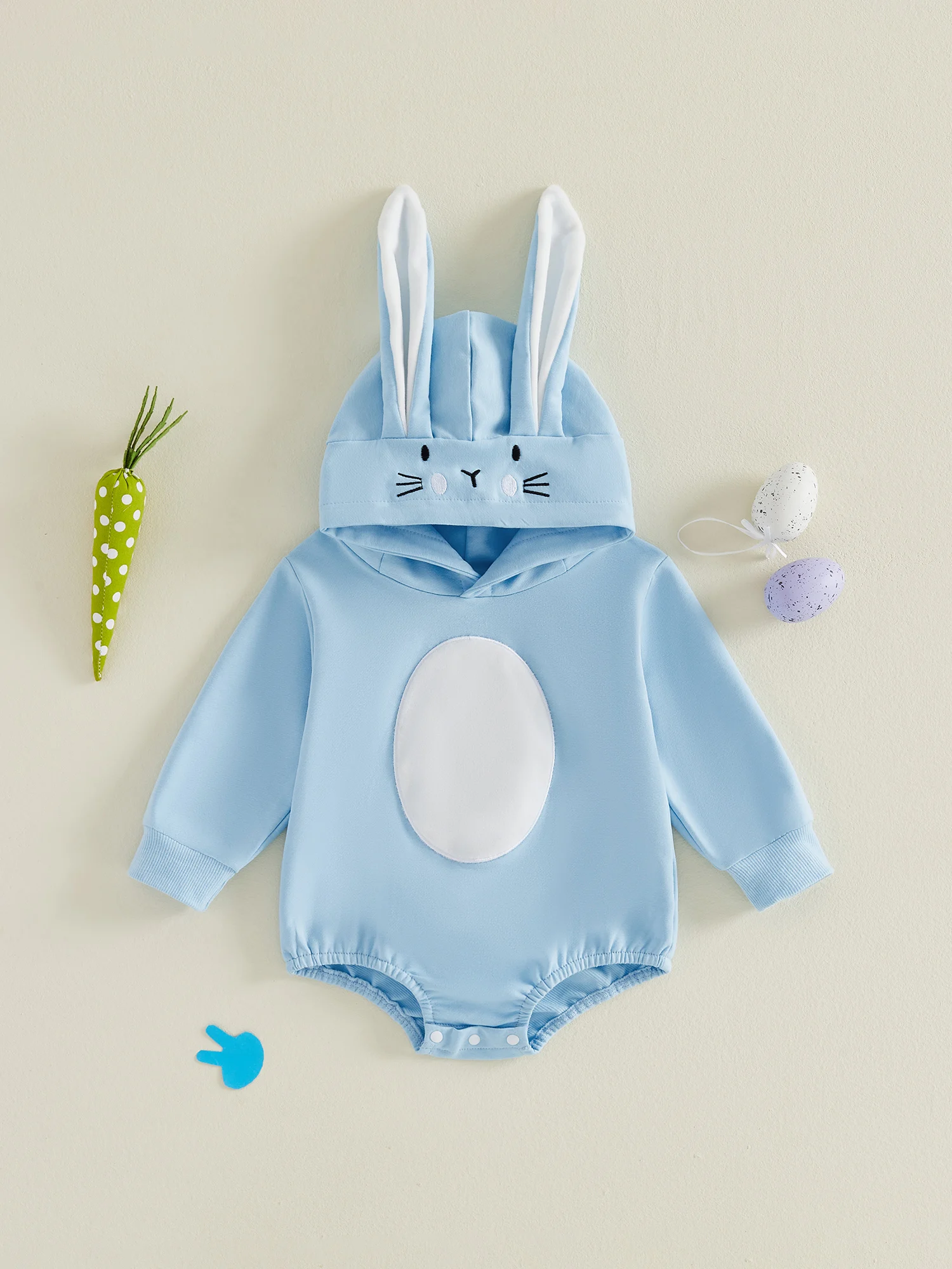 Bebé usando el mameluco de Pascua en interior