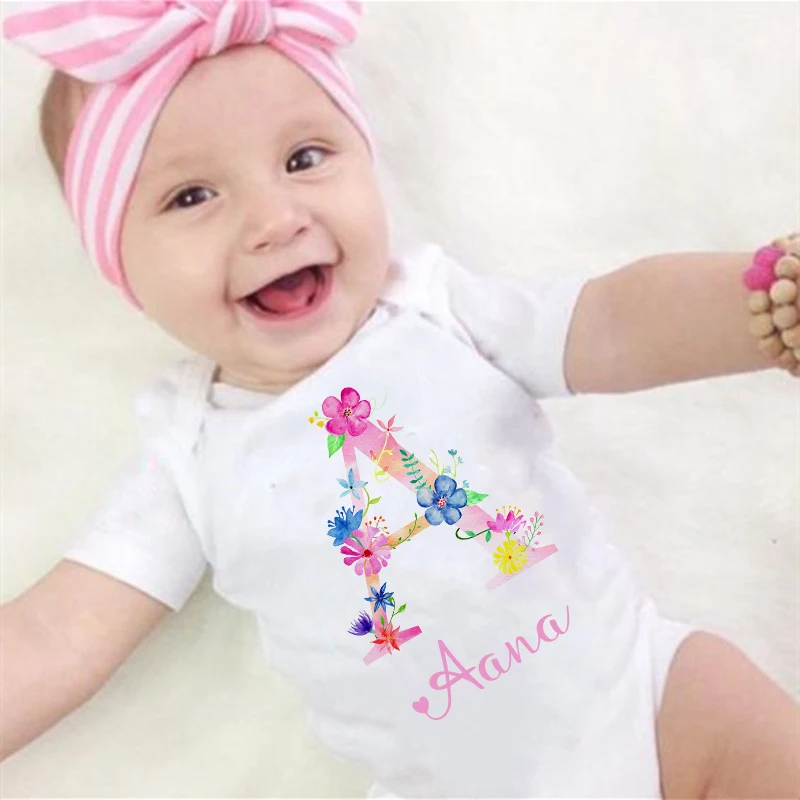 Body personalizado con nombre para bebé – Letra inicial floral - imagen 3