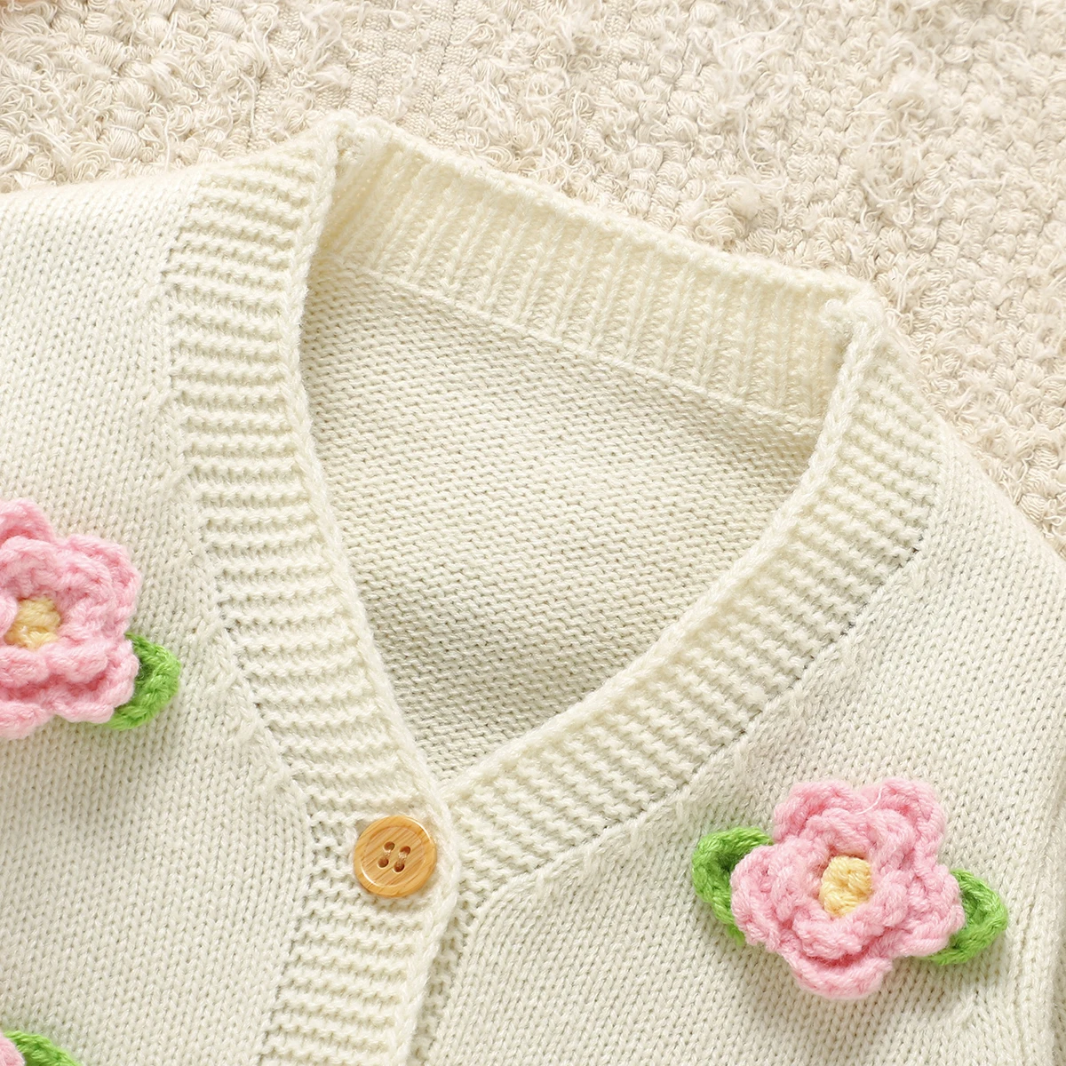 Cárdigan infantil abotonado con diseño floral
