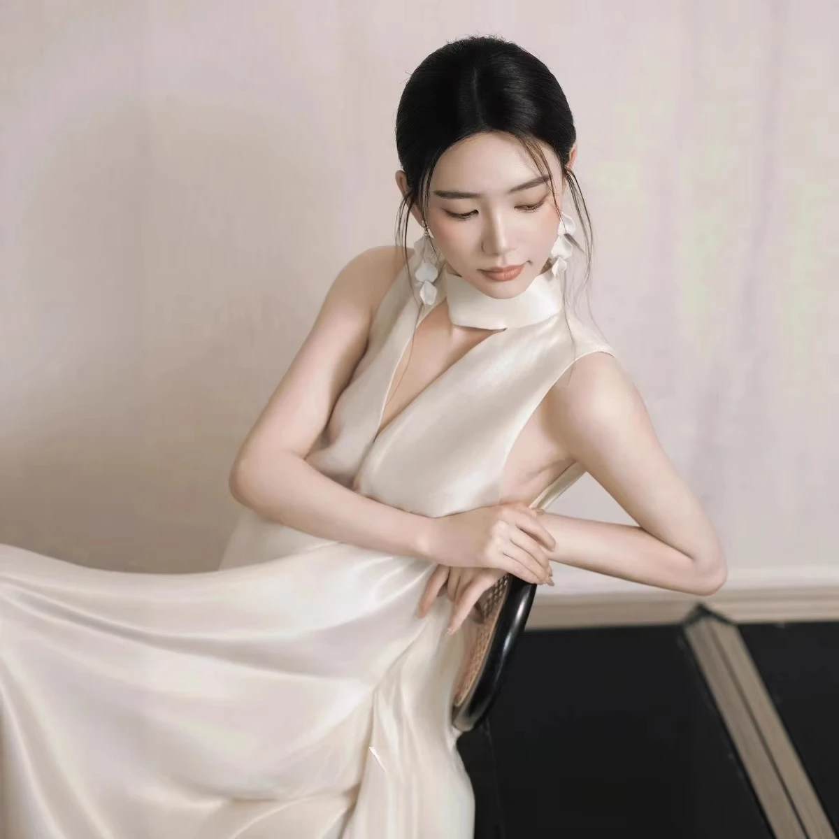 Vestido de maternidad blanco de escote en pico para sesión fotográfica - imagen 2
