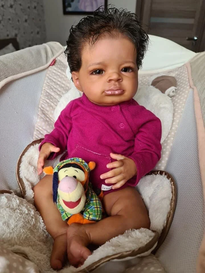 Muñeca Reborn Lanny vista frontal con vestido azul