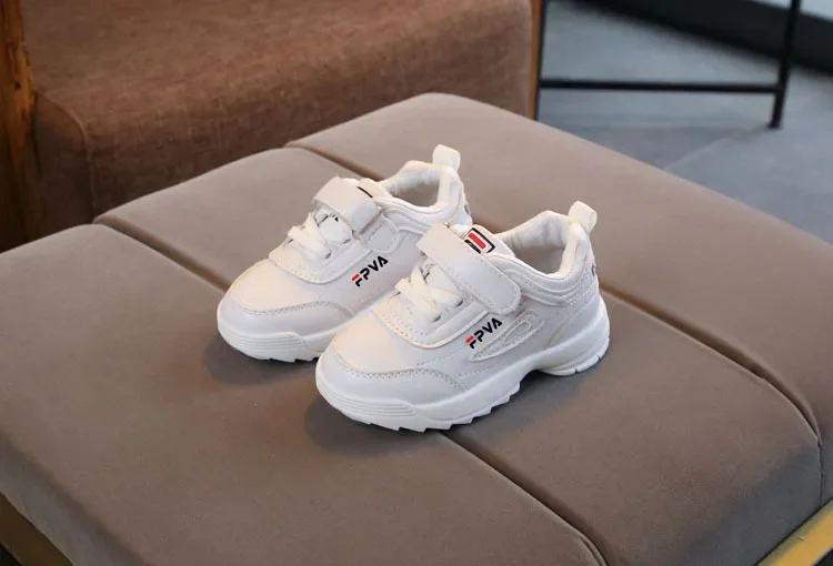 Zapatillas divertidas con diseño deportivo multicolor