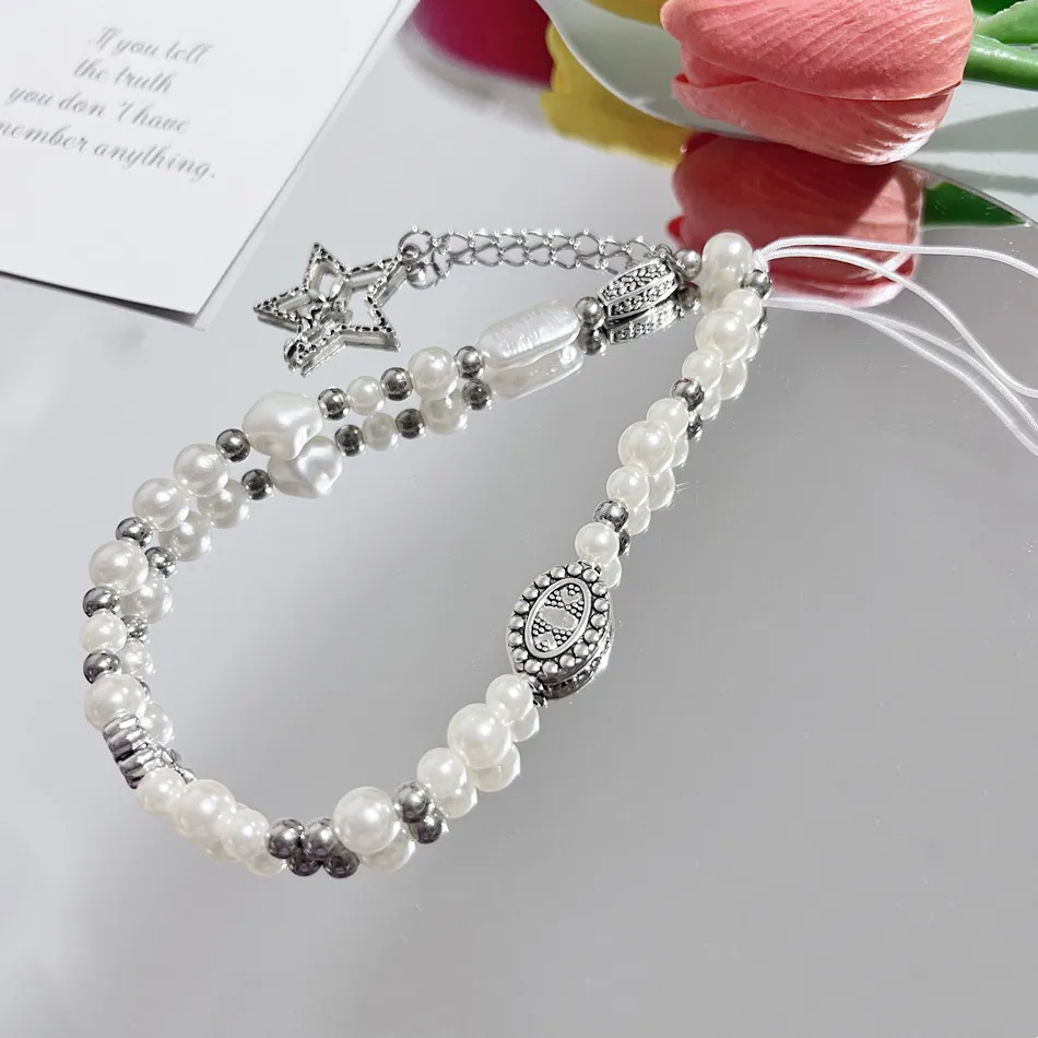 Cuentas de perla y estrellas blancas en cordón blanco