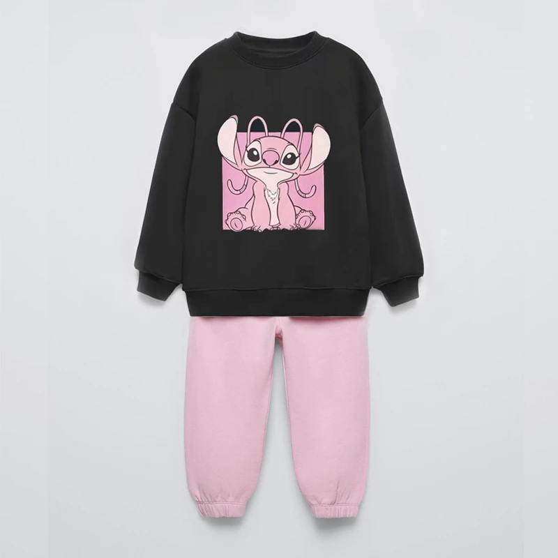 Imagen del conjunto completo mostrando el estampado frontal y los detalles del pantalón