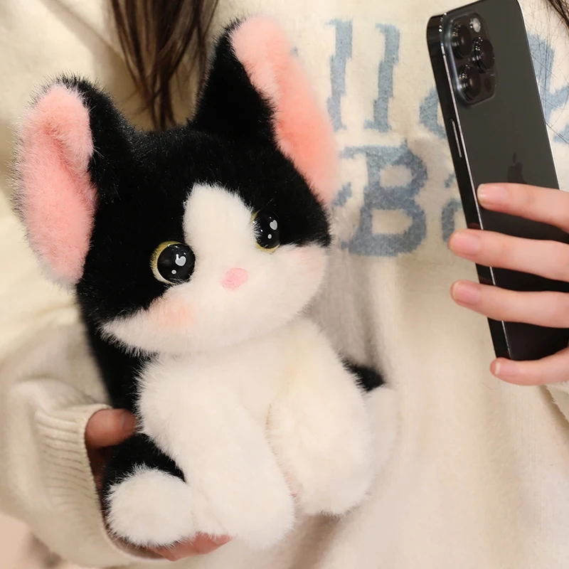 Detalle del peluche de gato de simulación