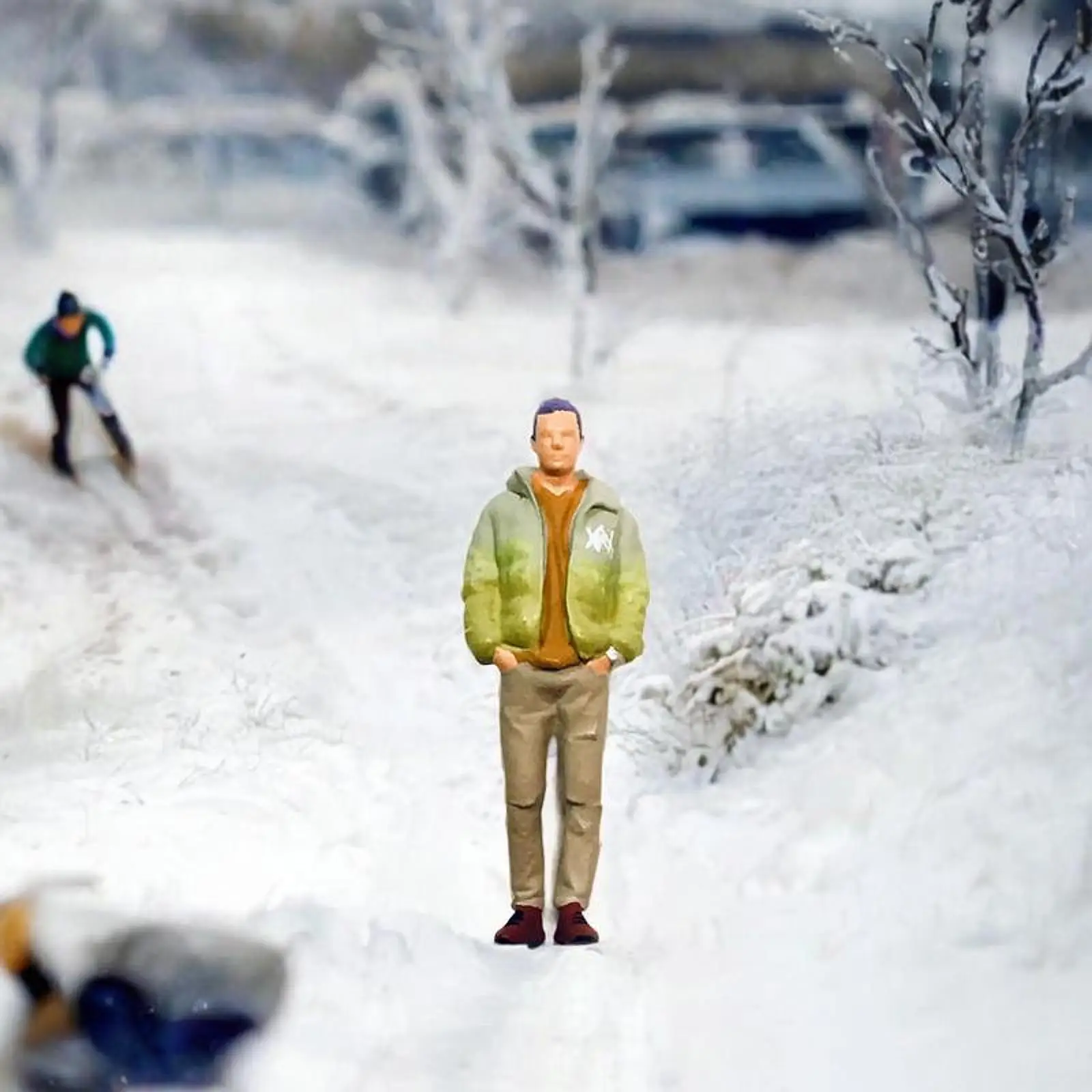Figura de diorama pintada a mano de niño de invierno para trenes - imagen 5