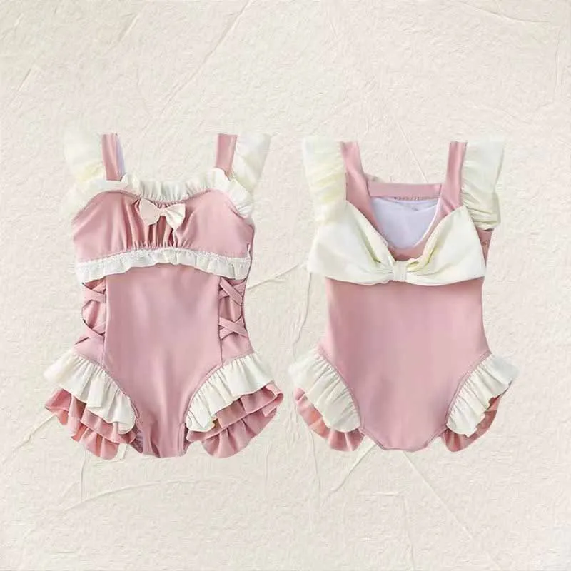 Detalle del lazo en traje de baño para niña