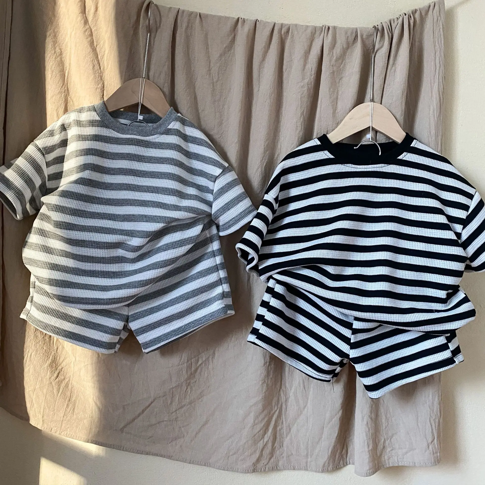 Conjunto corto a rayas para niños